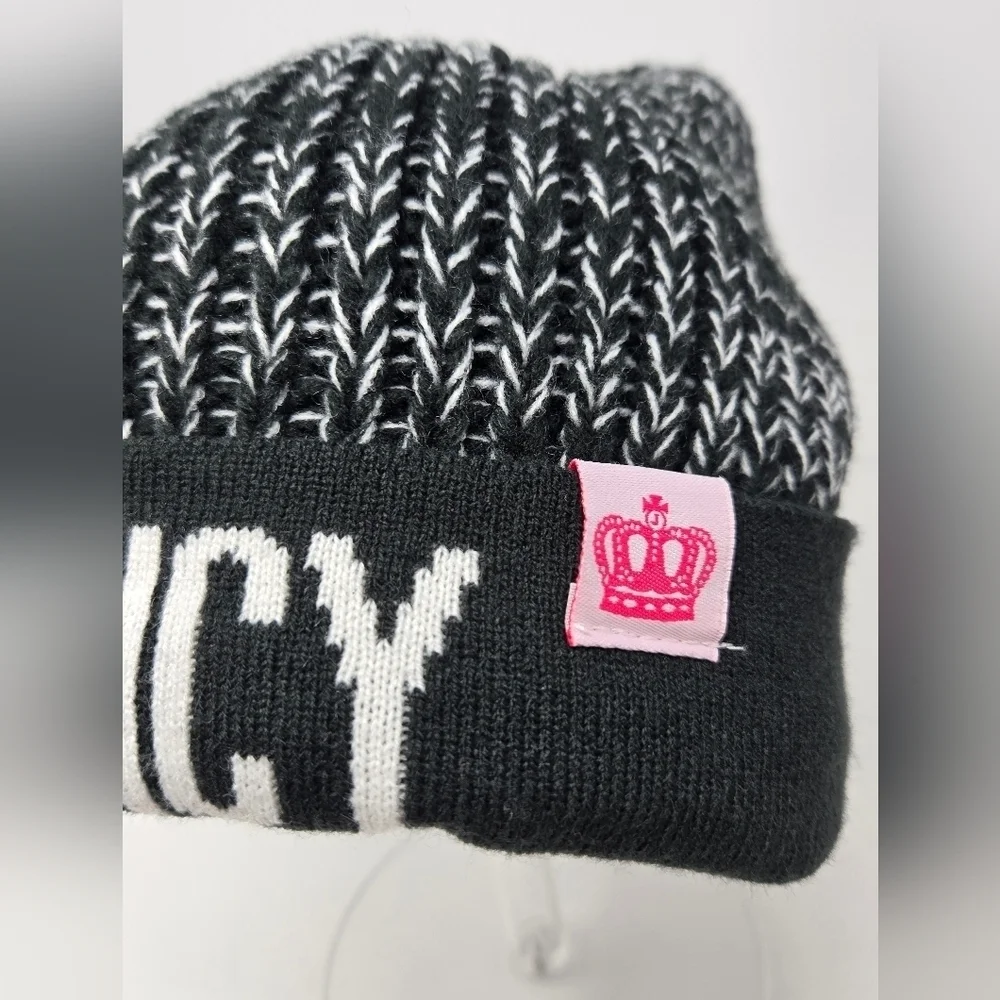NWT JUICY COUTURE BLACK & WHITE POM POM BEANIE HAT KNITWEAR WOMEN OS CROCHET